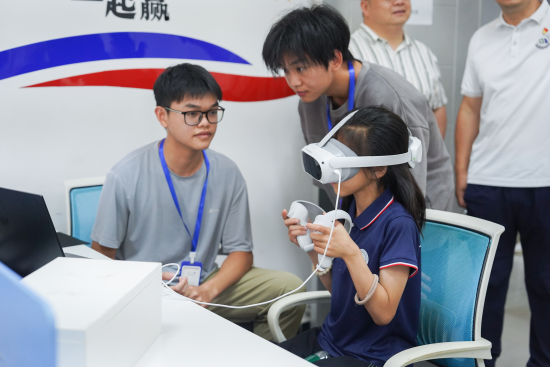 leyu乐鱼在线官网信息工程学院学生正在指导研学团成员体验VR游戏